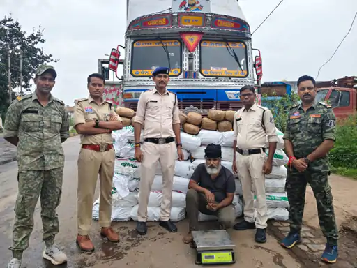 CG Ganja Smuggling: छत्तीसगढ़ के कबीरधाम जिले में पुलिस ने गांजा तस्करी के खिलाफ बड़ी कार्रवाई करते हुए कंटेनर ट्रक से 4 क्विंटल 47 किलो 445 ग्राम गांजा जब्त किया है। तस्करों ने गांजे को कंटेनर के अंदर बनाए गए सीक्रेट चेंबर में छिपाकर रखा था। बरामद गांजे की कीमत 2.23 करोड़ रुपए से अधिक आंकी गई है। वहीं बस्तर में भी दो अलग-अलग कार्रवाई में करीब 21 लाख रुपए का गांजा जब्त कर दो आरोपियों को गिरफ्तार किया गया है।