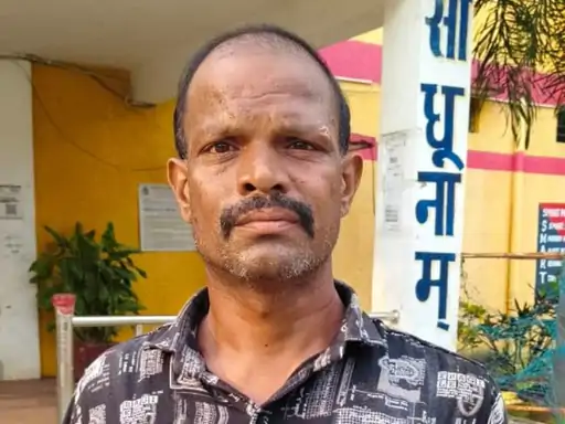 Korba Murder: छत्तीसगढ़ के कोरबा जिले के पाली क्षेत्र में पति-पत्नी के बीच घर बनाने को लेकर हुआ विवाद खूनी वारदात में बदल गया। गुस्से में पति ने अपनी पत्नी के सिर पर सीमेंट के डंबल से हमला कर दिया। गंभीर चोट लगने से महिला की मौके पर ही मौत हो गई। घटना के बाद इलाके में सनसनी फैल गई। पुलिस ने मामले की जांच शुरू कर दी है।