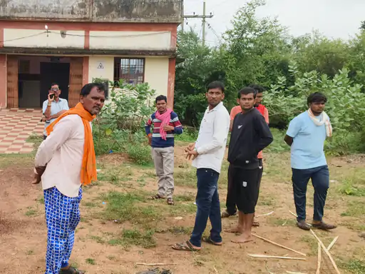 CG Snake Bite: छत्तीसगढ़ के बालोद जिले में तीजा पर्व मनाने मायके आई 32 वर्षीय महिला की करैत सांप के डसने से मौत हो गई। घटना गुरुर ब्लॉक के ग्राम मोहारा (अरमरीकला) की है। महिला रात में अपनी बहनों के साथ जमीन पर सो रही थी, तभी करैत सांप ने उसके दाहिने पैर के अंगूठे के पास डस लिया। अस्पताल पहुंचने में देरी होने के कारण उसकी जान नहीं बचाई जा सकी।
