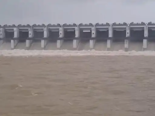 Gangrel Dam: धमतरी जिले में लगातार हो रही बारिश के कारण प्रमुख जलाशयों का जलस्तर तेजी से बढ़ गया है। स्थिति को नियंत्रित रखने के लिए गंगरेल बांध के सभी 10 गेट खोल दिए गए हैं, जिनसे 54,950 क्यूसेक पानी छोड़ा जा रहा है। वहीं, मुरुमसिल्ली साइफन डैम के भी सभी गेट खोल दिए गए हैं। प्रशासन ने नदी किनारे बसे गांवों में सतर्कता बरतने की अपील करते हुए अलर्ट जारी किया है।