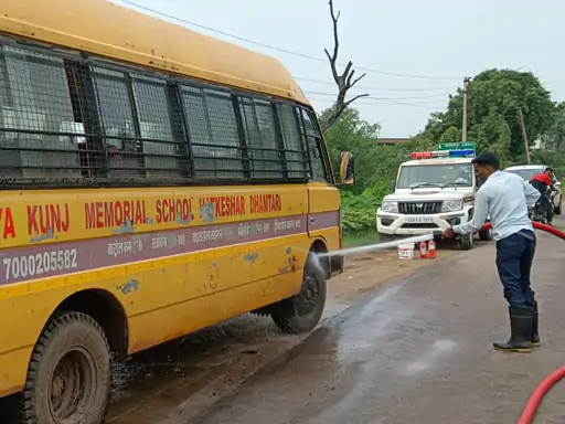 CG School Bus Fire: धमतरी जिले में मंगलवार को एक चलती स्कूली बस में अचानक आग लग गई। बस में 25 बच्चे, एक शिक्षक, चालक और हेल्पर समेत कुल 28 लोग सवार थे। समय रहते सभी को सुरक्षित बाहर निकाल लिया गया, जिससे बड़ा हादसा टल गया। घटना अर्जुनी थाना क्षेत्र के ग्राम सेहराडबरी के पास की है।