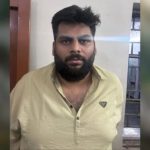 Raipur News: श्रीकृष्ण जन्माष्टमी के अवसर पर घोषित शुष्क दिवस के बावजूद शराब बिक्री का मामला सामने आया है। मौदहापारा पुलिस ने कार्रवाई करते हुए प्लैटिनम बार के संचालक पलाश मल्होत्रा को गिरफ्तार किया है। पुलिस ने आरोपी के कब्जे से शराब की बोतल और बिक्री से मिली नकदी बरामद की है। वहीं बार के सुरक्षा गार्ड की भूमिका की भी जांच की जा रही है।