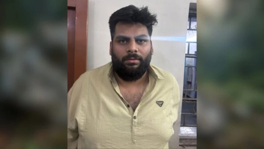 Raipur News: श्रीकृष्ण जन्माष्टमी के अवसर पर घोषित शुष्क दिवस के बावजूद शराब बिक्री का मामला सामने आया है। मौदहापारा पुलिस ने कार्रवाई करते हुए प्लैटिनम बार के संचालक पलाश मल्होत्रा को गिरफ्तार किया है। पुलिस ने आरोपी के कब्जे से शराब की बोतल और बिक्री से मिली नकदी बरामद की है। वहीं बार के सुरक्षा गार्ड की भूमिका की भी जांच की जा रही है।