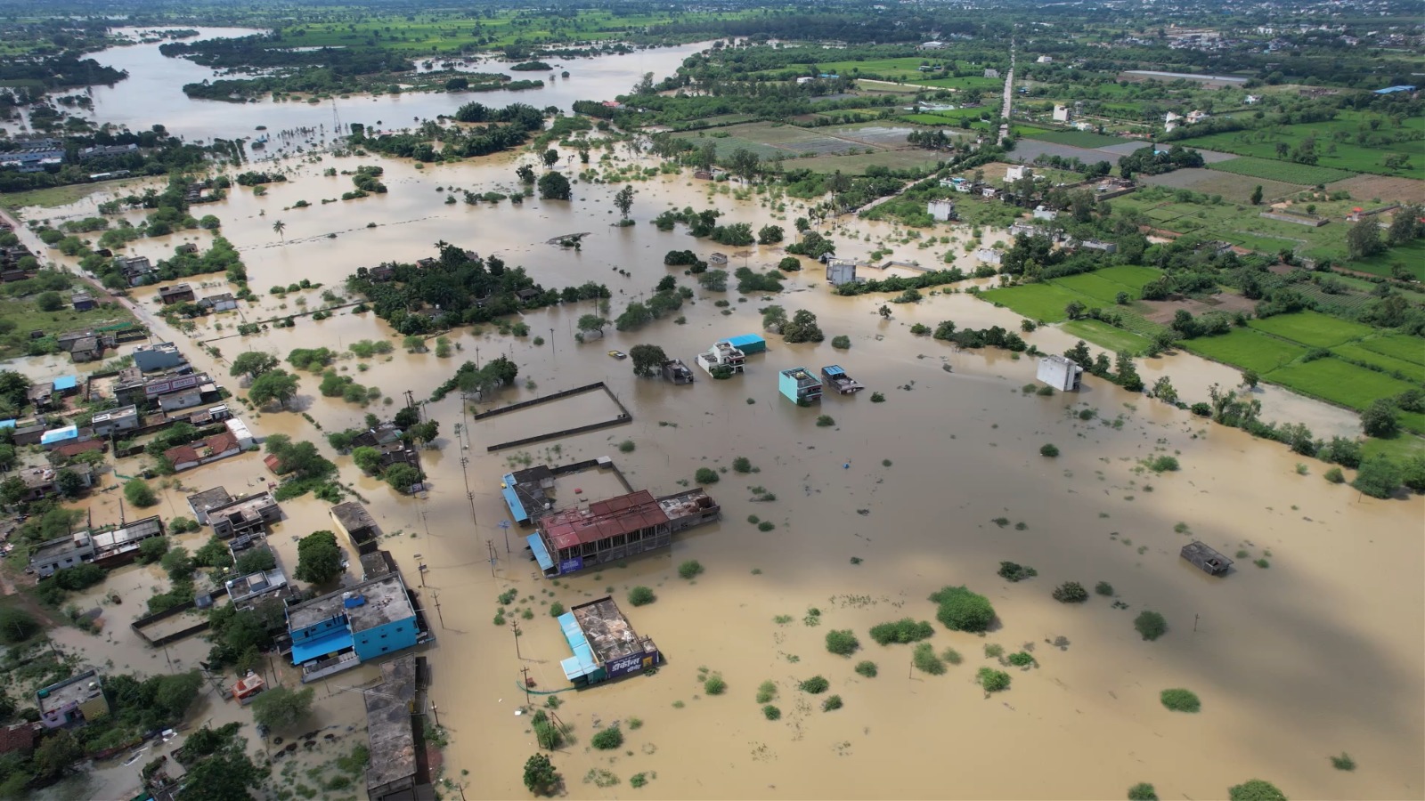 Raipur Flood: छत्तीसगढ़ में लगातार हो रही बारिश के चलते रायपुर से लगे कई ग्रामीण इलाकों में हालात बिगड़ गए हैं। करीब 48 घंटे से जारी बारिश के कारण दतरेंगा, अकोला और बाना गांव पूरी तरह जलमग्न हो गए हैं। कई घरों में पानी भरने से ग्रामीणों को सुरक्षित रहने के लिए अपने घरों की छतों पर शरण लेनी पड़ रही है।