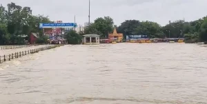 Raipur Mahadev Ghat: रायपुर में लगातार करीब 36 घंटे हुई बारिश के बाद महादेवघाट पुल पूरी तरह जलमग्न हो गया है। पुल के ऊपर करीब 3 फीट पानी बहने के कारण प्रशासन ने सुरक्षा के मद्देनजर आवागमन पूरी तरह बंद कर दिया है। इसके चलते पाटन सहित आसपास के कई क्षेत्रों का रायपुर से सड़क संपर्क प्रभावित हो गया है।
