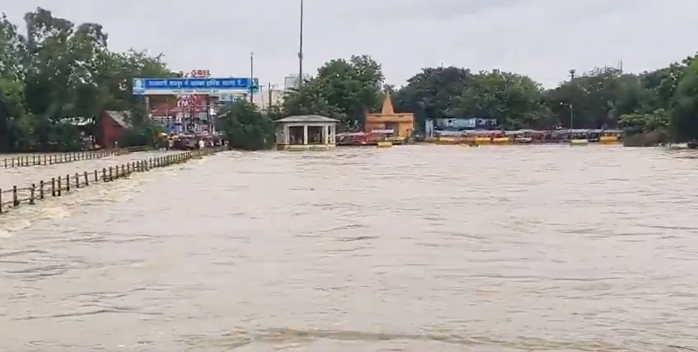 Raipur Mahadev Ghat: रायपुर में लगातार करीब 36 घंटे हुई बारिश के बाद महादेवघाट पुल पूरी तरह जलमग्न हो गया है। पुल के ऊपर करीब 3 फीट पानी बहने के कारण प्रशासन ने सुरक्षा के मद्देनजर आवागमन पूरी तरह बंद कर दिया है। इसके चलते पाटन सहित आसपास के कई क्षेत्रों का रायपुर से सड़क संपर्क प्रभावित हो गया है।