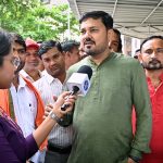 Raipur News: रायपुर विकास प्राधिकरण (RDA) की प्रस्तावित आवासीय परियोजना के लिए चिन्हित पिरदा गांव की जमीन का अधिग्रहण अब नहीं किया जाएगा। धरसीवां विधायक अनुज शर्मा की पहल पर वित्त एवं आवास मंत्री ओपी चौधरी ने ग्रामीणों को आश्वस्त किया कि यदि गांव के लोग अपनी जमीन नहीं देना चाहते हैं तो सरकार उनकी इच्छा का सम्मान करेगी और वहां आवासीय परियोजना नहीं लाई जाएगी।