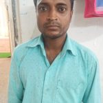 CG News: छत्तीसगढ़ के धमतरी जिले में शराब पीने से मना करने पर एक पति ने अपनी पत्नी पर जानलेवा हमला कर दिया। नशे में धुत पति ने विवाद के दौरान पत्नी के सिर पर हथौड़े से ताबड़तोड़ वार कर दिए, जिससे वह गंभीर रूप से घायल हो गई। घटना के बाद आरोपी मौके से फरार हो गया, लेकिन पुलिस ने कुछ ही देर में उसे गिरफ्तार कर लिया। मामला मगरलोड थाना क्षेत्र के ग्राम भैंसमुंडी का है