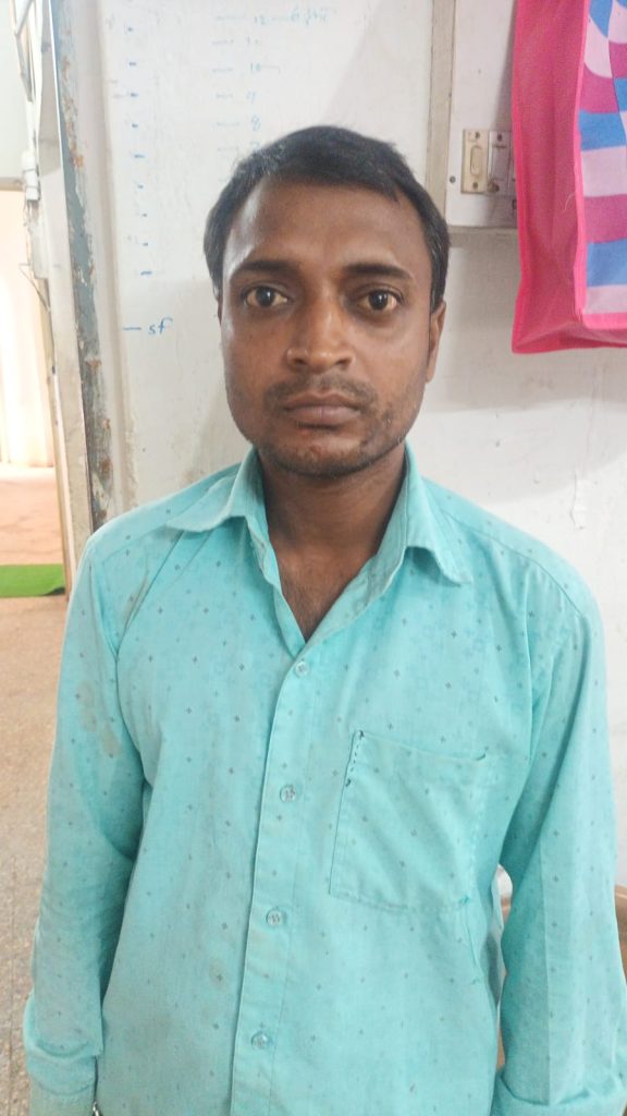 CG News: छत्तीसगढ़ के धमतरी जिले में शराब पीने से मना करने पर एक पति ने अपनी पत्नी पर जानलेवा हमला कर दिया। नशे में धुत पति ने विवाद के दौरान पत्नी के सिर पर हथौड़े से ताबड़तोड़ वार कर दिए, जिससे वह गंभीर रूप से घायल हो गई। घटना के बाद आरोपी मौके से फरार हो गया, लेकिन पुलिस ने कुछ ही देर में उसे गिरफ्तार कर लिया। मामला मगरलोड थाना क्षेत्र के ग्राम भैंसमुंडी का है
