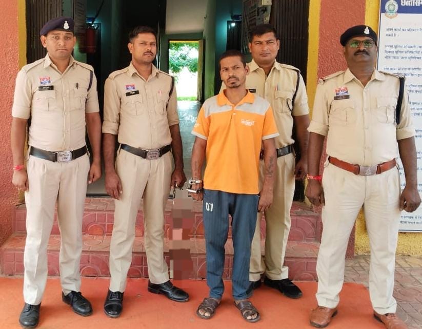 Dhamtari Murder: धमतरी जिले के भखारा थाना क्षेत्र के सुपेला गांव में नवविवाहिता की संदिग्ध मौत की गुत्थी पुलिस ने 48 घंटे के भीतर सुलझा ली है। जांच में सामने आया कि महिला ने आत्महत्या नहीं की थी, बल्कि उसके पति ने गला घोंटकर उसकी हत्या की थी। इसके बाद आरोपी ने परिजनों के साथ मिलकर घटना को आत्महत्या का रूप देने की कोशिश की, लेकिन पुलिस जांच में पूरी साजिश का खुलासा हो गया।