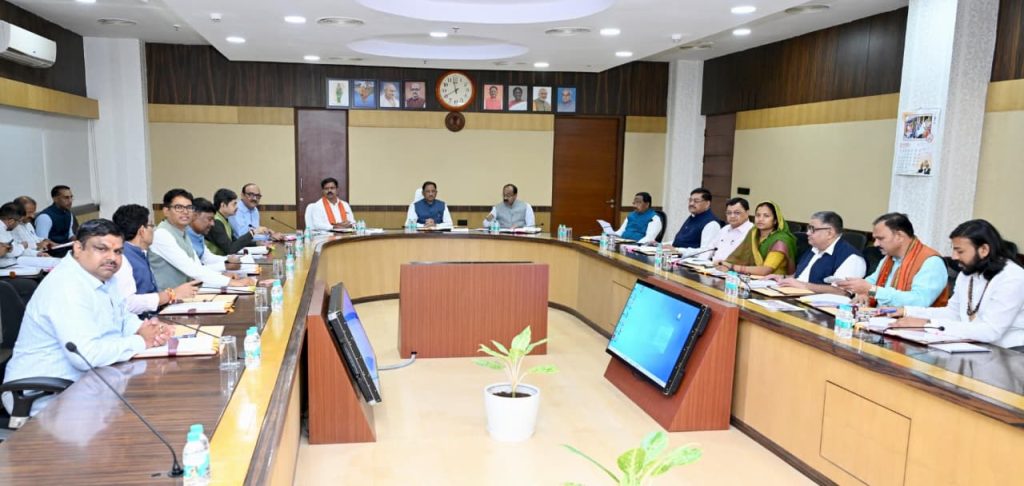 CG Cabinet Meeting: छत्तीसगढ़ के मुख्यमंत्री विष्णु देव साय की अध्यक्षता में कैबिनेट की बैठक शुरू हो गई है। बैठक में प्रदेश से जुड़े कई महत्वपूर्ण मुद्दों पर चर्चा की जा रही है। मंत्रिमंडल के सदस्य अलग-अलग प्रस्तावों और जनहित से जुड़े विषयों पर विचार-विमर्श कर रहे हैं। चर्चा पूरी होने के बाद सरकार कई महत्वपूर्ण निर्णयों पर मुहर लगा सकती है।