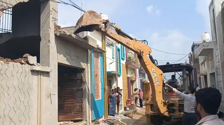 Raipur News: रायपुर की रावतपुरा फेस-2 कॉलोनी में बुधवार सुबह नगर निगम ने बड़ी कार्रवाई शुरू की। निगम की टीम करीब एक दर्जन बुलडोजरों के साथ मौके पर पहुंची और बिना स्वीकृत नक्शे के बनाए गए मकानों पर कार्रवाई की जा रही है।