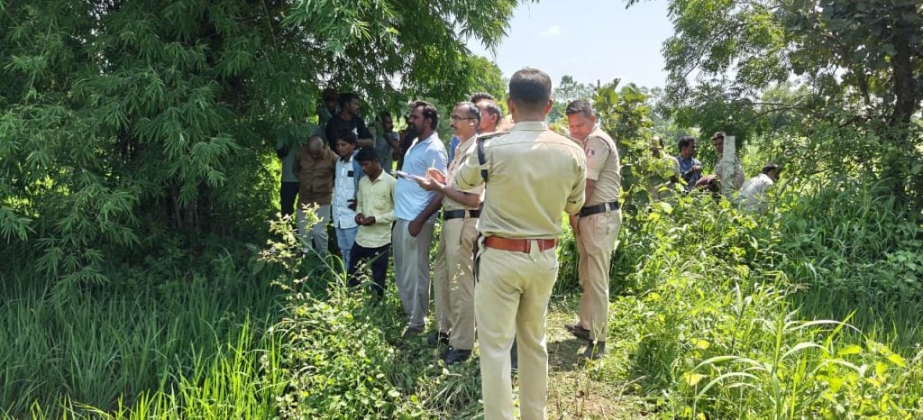 CG Farmer Death: छत्तीसगढ़ के बिलासपुर जिले के तखतपुर क्षेत्र में खेत की रखवाली करने गए एक किसान की करंट लगने से मौत हो गई। बताया जा रहा है कि धान की फसल को आवारा मवेशियों से बचाने के लिए लगाए गए अवैध विद्युत तार की चपेट में आने से किसान की जान चली गई।