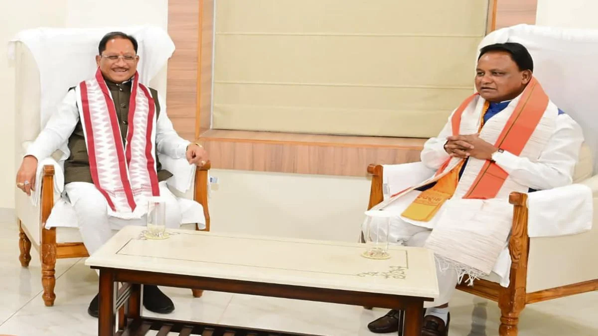 CG News: छत्तीसगढ़ के मुख्यमंत्री विष्णुदेव साय ने रविवार को भुवनेश्वर में ओडिशा के मुख्यमंत्री मोहन चरण माझी से मुलाकात की। दोनों नेताओं ने छत्तीसगढ़ और ओडिशा के बीच आपसी सहयोग, विकास, जनकल्याण और दोनों राज्यों से जुड़े अहम मुद्दों पर चर्चा की।