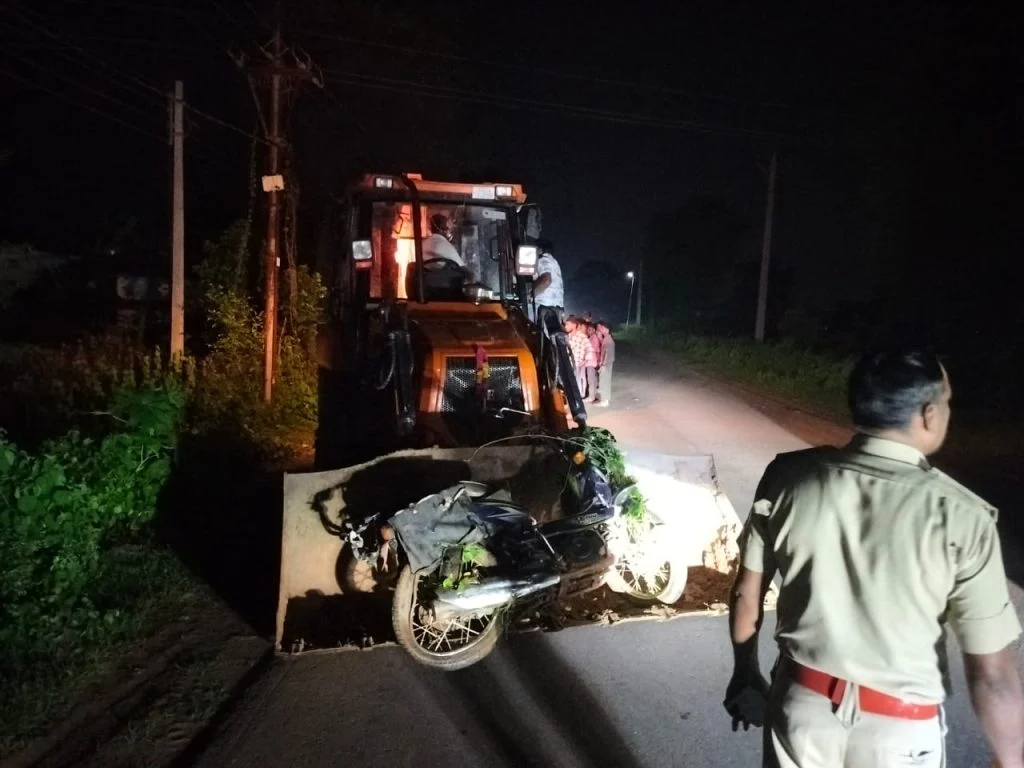 CG Accident: कार ने बाइक को मारी टक्कर, 2 भाइयों की मौत; पिता की