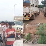 Rajim Accident: राजिम से नवापारा जा रहे बाइक सवार दो लोगों को महानदी पुल पर पिकअप वाहन ने जोरदार टक्कर मार दी। हादसा इतना भीषण था कि बाइक सवार दोनों लोग पुल से नीचे जा गिरे। दुर्घटना में एक व्यक्ति की मौत हो गई, जबकि दूसरा घायल हो गया।