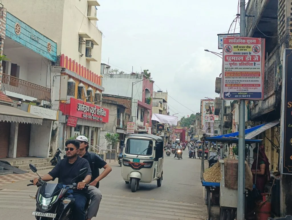 Raipur Ganesh Jhanki: राजधानी रायपुर में 27 सितंबर को निकलने वाली गणेश प्रतिमा विसर्जन झांकी से पहले डीजे और धुमाल को लेकर विवाद सामने आया है। झांकी जिन मार्गों से होकर गुजरेगी, वहां के स्थानीय व्यापारियों और रहवासियों ने डीजे-धुमाल के विरोध में पोस्टर लगा दिए हैं। पोस्टरों में तेज आवाज वाले डीजे और धुमाल पर रोक लगाने की चेतावनी दी गई है।