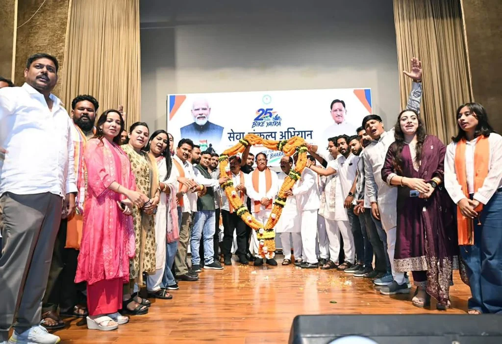 Raipur News: प्रधानमंत्री नरेंद्र मोदी के 25 वर्षों के सेवा काल की उपलब्धियों को जन-जन तक पहुंचाने के लिए भाजपा की ओर से 17 सितंबर से 17 अक्टूबर तक सेवा संकल्प अभियान चलाया जा रहा है। इसी अभियान के तहत मंगलवार को पंडित दीनदयाल उपाध्याय ऑडिटोरियम रायपुर में युवा संवाद कार्यक्रम आयोजित किया गया।
