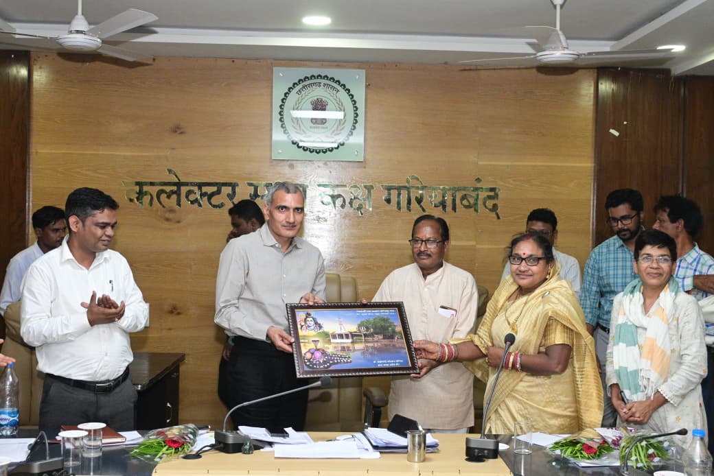 गरियाबंद। CG News: स्वास्थ्य विभाग में लंबे समय तक सेवाएं देने वाले दो वरिष्ठ कर्मचारियों के सेवानिवृत्त होने पर मंगलवार को संयुक्त जिला कार्यालय में सम्मान समारोह आयोजित किया गया। इस दौरान कलेक्टर रणबीर शर्मा ने प्राथमिक स्वास्थ्य केंद्र कोपरा में एनएमए के पद पर कार्यरत रहे दौवा राम चक्रधारी और सामुदायिक स्वास्थ्य केंद्र फिंगेश्वर में सेक्टर पर्यवेक्षक के पद पर रहे लेखराम वर्मा को पेंशन आदेश, शाल और श्रीफल भेंट कर सम्मानित किया।
