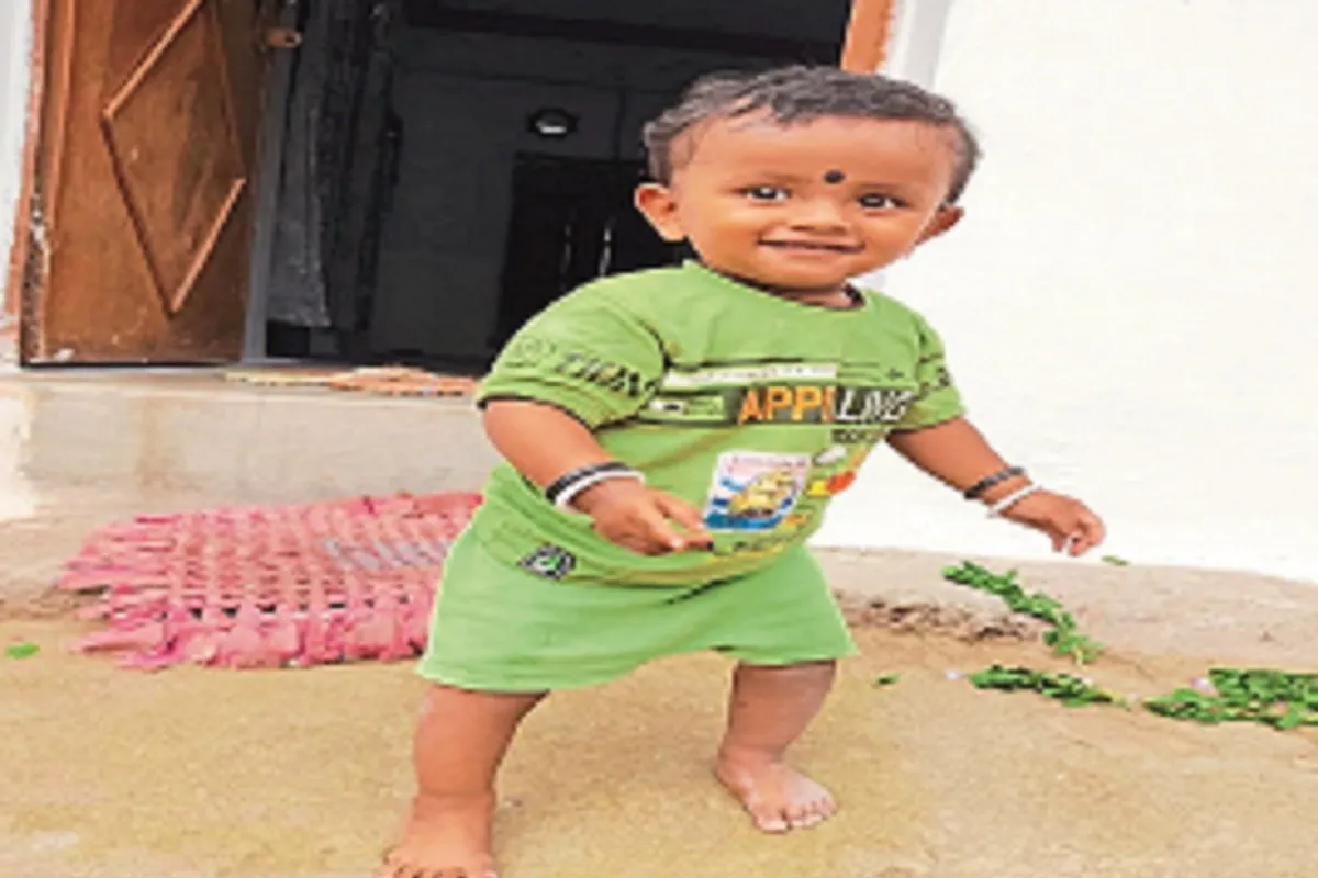 CG News: छत्तीसगढ़ के बालोद जिले में एक दर्दनाक हादसे में ढाई साल के मासूम की पानी से भरे गड्ढे में डूबने से मौत हो गई। घटना के बाद पूरे गांव में मातम पसरा हुआ है। जिस घर में तीज पर्व की तैयारियां चल रही थीं, वहां कुछ ही देर में खुशियां चीख-पुकार में बदल गईं।