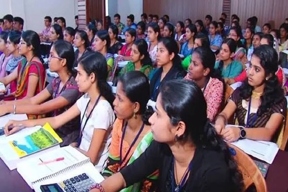 CG Free Coaching: छत्तीसगढ़ के सरकारी स्कूलों में पढ़ने वाले गरीब और मेधावी विद्यार्थियों के लिए जिला शिक्षा विभाग ने नई पहल शुरू की है। अब छात्रों को मेडिकल और इंजीनियरिंग प्रवेश परीक्षा NEET और JEE की तैयारी के लिए निजी कोचिंग सेंटर जाने की जरूरत नहीं होगी। स्कूल स्तर पर ही उन्हें निशुल्क कोचिंग उपलब्ध कराई जाएगी।