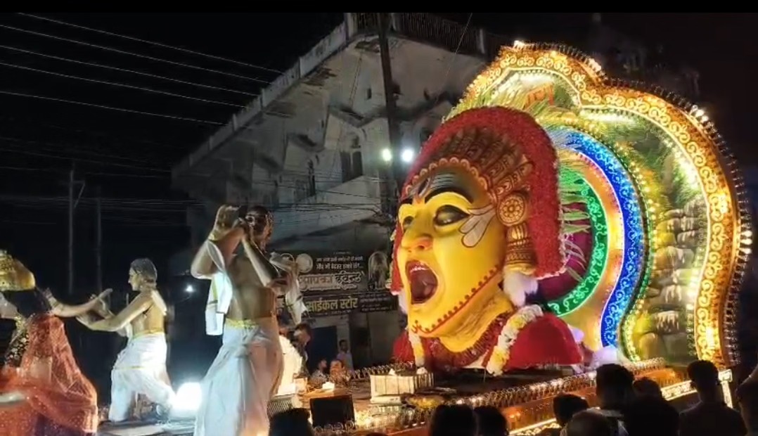 Raipur Ganesh Jhanki: रायपुर में आज 28 सितंबर की रात गणेश विसर्जन झांकी निकाली जाएगी। झांकियां शारदा चौक से शुरू होकर महादेव घाट विसर्जन स्थल तक जाएंगी। झांकी मार्ग पर शाम 6 बजे से सभी तरह के वाहनों की आवाजाही बंद रहेगी। ट्रैफिक पुलिस ने विसर्जन को लेकर यातायात व्यवस्था और नियमों की जानकारी जारी की है।