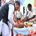 Raipur News: रायपुर के तेलीबांधा मरीन ड्राइव में मंगलवार को उस समय एक भावुक और प्रेरणादायक दृश्य देखने को मिला, जब मुख्यमंत्री विष्णुदेव साय का काफिला अचानक सड़क किनारे मिट्टी के दीये बेच रही महिला मीरा के पास रुक गया। मुख्यमंत्री ने न केवल उससे दीया खरीदा, बल्कि उसके परिवार औRaipur News: रायपुर के तेलीबांधा मरीन ड्राइव में मंगलवार को उस समय एक भावुक और प्रेरणादायक दृश्य देखने को मिला, जब मुख्यमंत्री विष्णुदेव साय का काफिला अचानक सड़क किनारे मिट्टी के दीये बेच रही महिला मीरा के पास रुक गया। मुख्यमंत्री ने न केवल उससे दीया खरीदा, बल्कि उसके परिवार और आजीविका के बारे में भी बातचीत की।र आजीविका के बारे में भी बातचीत की।
