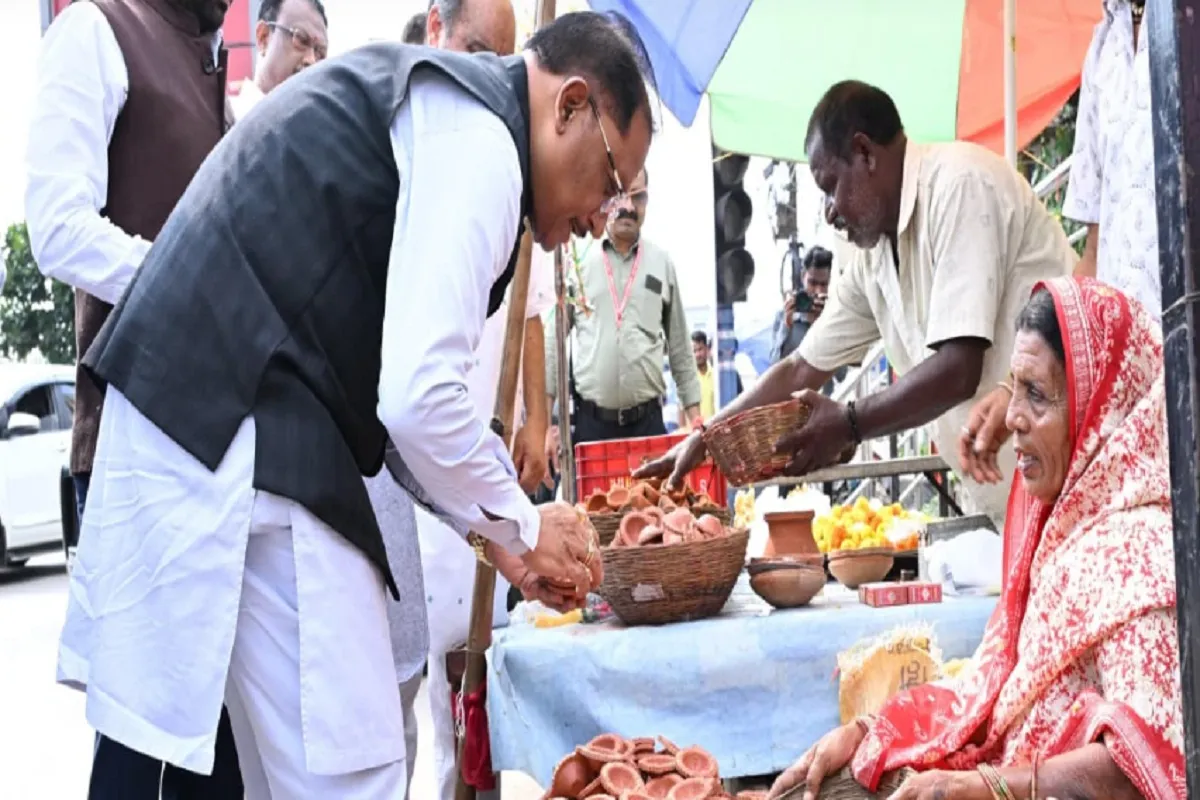Raipur News: रायपुर के तेलीबांधा मरीन ड्राइव में मंगलवार को उस समय एक भावुक और प्रेरणादायक दृश्य देखने को मिला, जब मुख्यमंत्री विष्णुदेव साय का काफिला अचानक सड़क किनारे मिट्टी के दीये बेच रही महिला मीरा के पास रुक गया। मुख्यमंत्री ने न केवल उससे दीया खरीदा, बल्कि उसके परिवार औRaipur News: रायपुर के तेलीबांधा मरीन ड्राइव में मंगलवार को उस समय एक भावुक और प्रेरणादायक दृश्य देखने को मिला, जब मुख्यमंत्री विष्णुदेव साय का काफिला अचानक सड़क किनारे मिट्टी के दीये बेच रही महिला मीरा के पास रुक गया। मुख्यमंत्री ने न केवल उससे दीया खरीदा, बल्कि उसके परिवार और आजीविका के बारे में भी बातचीत की।र आजीविका के बारे में भी बातचीत की।