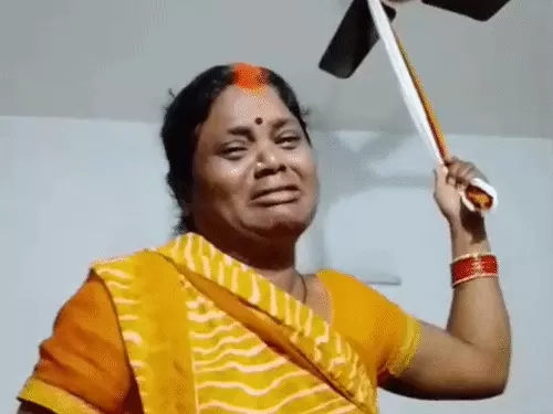 Korba Suicide: कोरबा जिले में एक 40 वर्षीय महिला ने फांसी लगाकर आत्महत्या कर ली। आत्महत्या से पहले उसने अपने मोबाइल से वीडियो बनाकर बहनों को भेजा, जिसमें रोते हुए कहा कि वह बेइज्जती के साथ अब नहीं जी सकती। वहीं कमरे की दीवार पर लिखे एक सुसाइड नोट में भी उसने अपनी बहू और उसके मायके पक्ष को अपनी मौत के लिए जिम्मेदार ठहराया। पुलिस ने मामला दर्ज कर जांच शुरू कर दी है। यह मामला कोतवाली थाना क्षेत्र का है।
