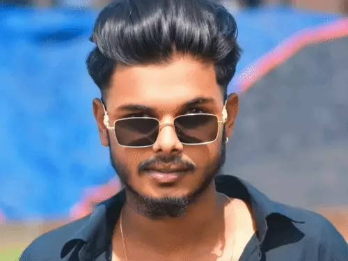 CG Murder: बिलासपुर में हत्या का सनसनीखेज मामला सामने आया है। सिरगिट्टी थाना क्षेत्र में बदमाशों ने एक युवक पर चाकू से हमला कर उसकी हत्या कर दी। वारदात के बाद आरोपी शव को फदहाखार-महमंद बाईपास के पास फेंककर फरार हो गए। पुलिस ने मामले में एक संदिग्ध को हिरासत में लिया है और उससे पूछताछ की जा रही है।
