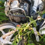 CG Accident: कोरबा जिले के दीपका थाना क्षेत्र के लिटियाखार गांव में शुक्रवार शाम तेज रफ्तार बाइक अनियंत्रित होकर पेड़ से टकरा गई। हादसे में बाइक सवार दो नाबालिग लड़कों की मौके पर ही दर्दनाक मौत हो गई। दोनों के सिर में गंभीर चोटें आई थीं।