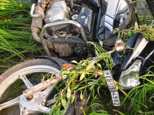 CG Accident: कोरबा जिले के दीपका थाना क्षेत्र के लिटियाखार गांव में शुक्रवार शाम तेज रफ्तार बाइक अनियंत्रित होकर पेड़ से टकरा गई। हादसे में बाइक सवार दो नाबालिग लड़कों की मौके पर ही दर्दनाक मौत हो गई। दोनों के सिर में गंभीर चोटें आई थीं।