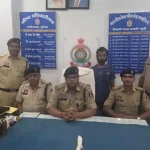 GPM Murder: छत्तीसगढ़ के गौरेला-पेंड्रा-मरवाही जिले में पति द्वारा पत्नी की हत्या का मामला सामने आया है। आरोप है कि पत्नी को दूसरे व्यक्ति के साथ आपत्तिजनक हालत में देखने के बाद पति ने गुस्से में चाकू से हमला कर उसकी हत्या कर दी। इसके बाद शव को झाड़ियों में फेंक दिया। पुलिस ने आरोपी पति को गिरफ्तार कर लिया है।