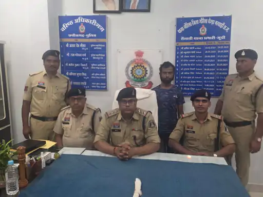 GPM Murder: छत्तीसगढ़ के गौरेला-पेंड्रा-मरवाही जिले में पति द्वारा पत्नी की हत्या का मामला सामने आया है। आरोप है कि पत्नी को दूसरे व्यक्ति के साथ आपत्तिजनक हालत में देखने के बाद पति ने गुस्से में चाकू से हमला कर उसकी हत्या कर दी। इसके बाद शव को झाड़ियों में फेंक दिया। पुलिस ने आरोपी पति को गिरफ्तार कर लिया है।