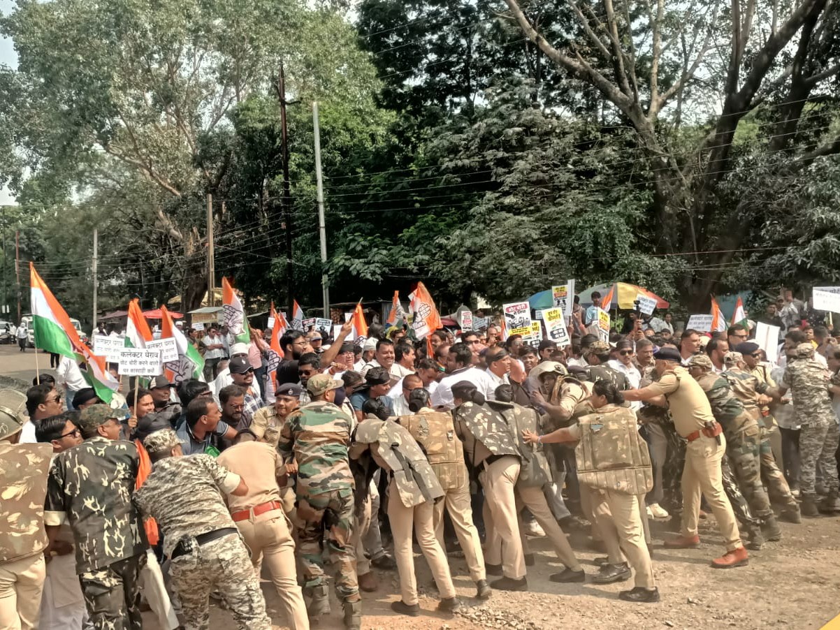 CG Congress Protest: मुख्य चुनाव आयुक्त ज्ञानेश कुमार के इस्तीफे की मांग को लेकर छत्तीसगढ़ में कांग्रेस ने सोमवार को प्रदेशभर में प्रदर्शन किया। कांग्रेस कार्यकर्ताओं ने कई जिलों में कलेक्ट्रेट कार्यालयों का घेराव किया। रायपुर में प्रदर्शन के दौरान कांग्रेस कार्यकर्ताओं और पुलिस के बीच झूमाझटकी की स्थिति बन गई।