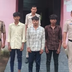 CG Murder: कबीरधाम जिले के कुकदूर थाना क्षेत्र के ग्राम कांदावानी में जादू-टोने के शक में एक बैगा की हत्या का मामला सामने आया है। दशगात्र कार्यक्रम के दौरान शुरू हुआ विवाद खूनी संघर्ष में बदल गया। आरोप है कि कुछ ग्रामीणों ने रामसिंह बैगा को पकड़कर गांव से बाहर बरसाती नाले की ओर ले जाकर लाठी, पत्थर और हाथ-मुक्कों से जमकर मारपीट की, जिससे उसकी मौत हो गई।