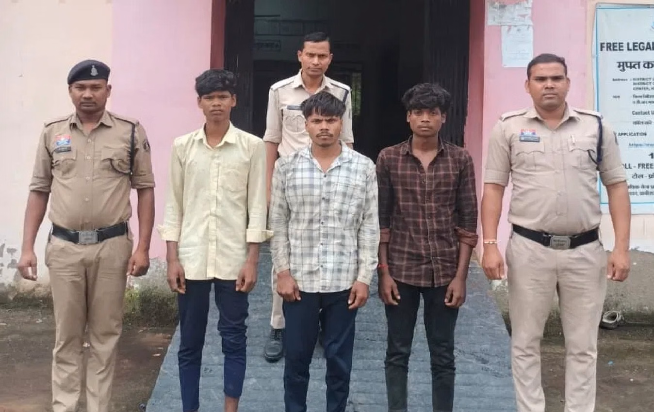 CG Murder: कबीरधाम जिले के कुकदूर थाना क्षेत्र के ग्राम कांदावानी में जादू-टोने के शक में एक बैगा की हत्या का मामला सामने आया है। दशगात्र कार्यक्रम के दौरान शुरू हुआ विवाद खूनी संघर्ष में बदल गया। आरोप है कि कुछ ग्रामीणों ने रामसिंह बैगा को पकड़कर गांव से बाहर बरसाती नाले की ओर ले जाकर लाठी, पत्थर और हाथ-मुक्कों से जमकर मारपीट की, जिससे उसकी मौत हो गई।