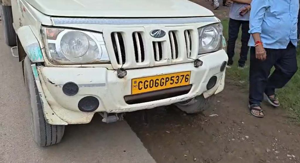 Sarangarh Accident: छत्तीसगढ़ के सारंगढ़-बिलाईगढ़ जिले में श्रद्धालुओं से भरी एक पिकअप को पीछे से ट्रक ने टक्कर मार दी। हादसे में दो श्रद्धालुओं की मौत हो गई, जबकि 15 लोग घायल हो गए। गंभीर रूप से घायल 5 लोगों को प्राथमिक उपचार के बाद रायगढ़ रेफर किया गया है। पुलिस ने ट्रक चालक को गिरफ्तार कर वाहन जब्त कर लिया है। मामला सिटी कोतवाली थाना क्षेत्र का है।