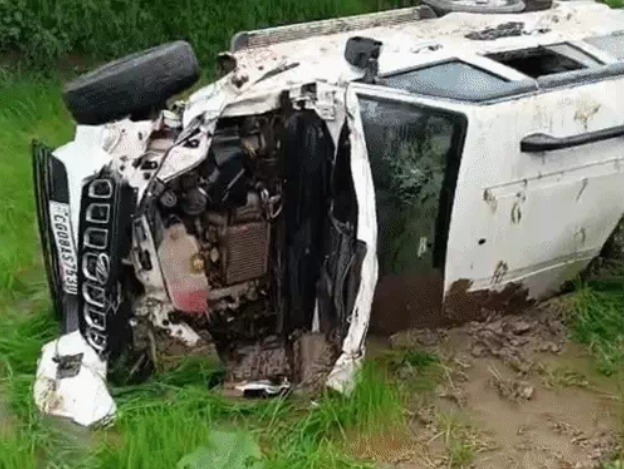 Rajnandgaon Accident: छत्तीसगढ़ में सड़क हादसे थमने का नाम नहीं ले रहा है। तजा मामला राजनांदगांव जिले के छुरिया थाना क्षेत्र से सामने आया है। जहां बुधवार को हुए भीषण सड़क हादसे में चार लोगों की मौत हो गई। ग्राम भोलापुर और शिकारी महका मोड़ के पास स्कॉर्पियो और मोटरसाइकिल के बीच जोरदार टक्कर हो गई। हादसे की सूचना मिलते ही पुलिस मौके पर पहुंची और जांच शुरू कर दी।