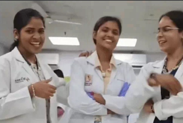 CG News: छत्तीसगढ़ के दुर्ग जिला अस्पताल की अटल आरोग्य लैब में ड्यूटी के दौरान रील बनाना तीन महिला टेक्नीशियनों को भारी पड़ गया। ब्लड सैंपल लेने के दौरान लैब के भीतर वीडियो बनाने और सोशल मीडिया पर वायरल होने के बाद तीनों महिला टेक्नीशियनों को सेवा से बर्खास्त कर दिया गया है। यह कार्रवाई सिविल सर्जन की रिपोर्ट और जांच के बाद HLL लाइफकेयर लिमिटेड ने की है।