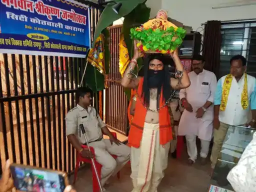 Janmashtami 2026: श्रीकृष्ण जन्माष्टमी को लेकर राजधानी रायपुर के मंदिरों में तैयारियां अंतिम चरण में हैं। 4 सितंबर को शुभ संयोग में भगवान श्रीकृष्ण का जन्मोत्सव धूमधाम से मनाया जाएगा। मंदिरों को आकर्षक रोशनी और फूलों से सजाया जा रहा है। विभिन्न मंदिरों में विशेष पूजा-अर्चना, अभिषेक, भजन-कीर्तन और महाभोग के आयोजन होंगे।
