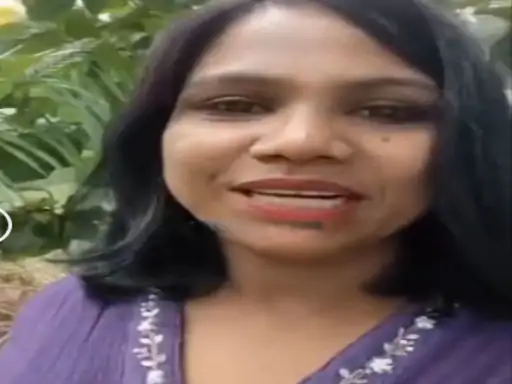 CG News: छत्तीसगढ़ के जांजगीर-चांपा जिले से एक हैरान कर देने वाला मामला सामने आया है। स्कूलों में ऑनलाइन अटेंडेंस व्यवस्था लागू होने के बाद सोशल मीडिया पर मुख्यमंत्री और कलेक्टर को लेकर आपत्तिजनक टिप्पणी वाला वीडियो पोस्ट करना एक महिला शिक्षिका को महंगा पड़ गया। लोक शिक्षण संचालनालय ने शासकीय हाईस्कूल तुलसी की व्याख्याता निर्मला कोमल लहरे को तत्काल प्रभाव से निलंबित कर दिया है।
