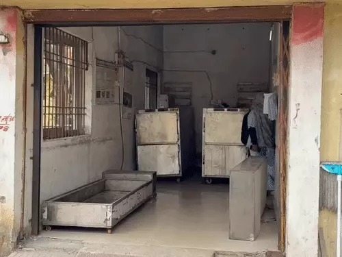 CG News: छतीसगढ़ के कोरबा जिले के करतला थाना क्षेत्र के केराकछार गांव में मोबाइल पर रील देखने के दौरान नेटवर्क चले जाने से नाराज एक महिला ने कीटनाशक पी लिया। इलाज के दौरान उसकी मौत हो गई। मृतका की पहचान 52 वर्षीय मंगलो बाई के रूप में हुई है। घटना के बाद पूरे इलाके में शोक का माहौल है।