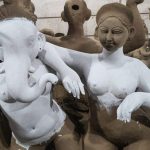 Raipur Ganeshotsav: राजधानी रायपुर में भगवान गणेश की प्रतिमाओं के मूल स्वरूप में कथित बदलाव को लेकर संत समाज और हिंदू संगठनों ने नाराजगी जताई है। संत समाज ने प्रशासन से तत्काल कार्रवाई की मांग करते हुए चेतावनी दी है कि यदि नियमों का पालन नहीं कराया गया तो सड़क पर उतरकर विरोध प्रदर्शन किया जाएगा।