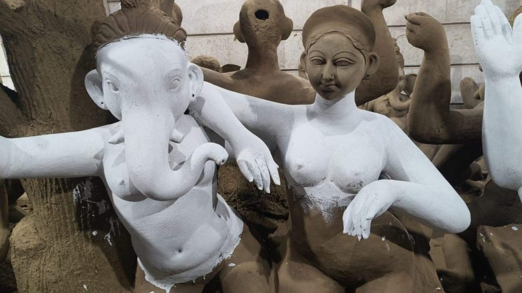 Raipur Ganeshotsav: राजधानी रायपुर में भगवान गणेश की प्रतिमाओं के मूल स्वरूप में कथित बदलाव को लेकर संत समाज और हिंदू संगठनों ने नाराजगी जताई है। संत समाज ने प्रशासन से तत्काल कार्रवाई की मांग करते हुए चेतावनी दी है कि यदि नियमों का पालन नहीं कराया गया तो सड़क पर उतरकर विरोध प्रदर्शन किया जाएगा।