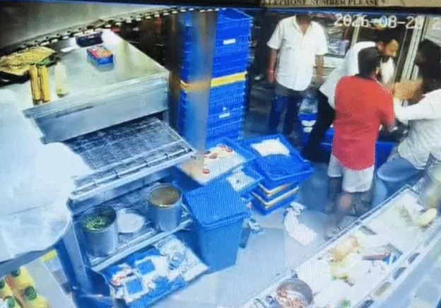 Bhilai News: दुर्ग जिले के भिलाई शहर में यूथ कांग्रेस चुनाव के बीच एक मारपीट का वीडियो सोशल मीडिया पर वायरल हो रहा है। वीडियो में कुछ युवक पिज्जा डिलीवरी बॉय के साथ मारपीट करते नजर आ रहे हैं। आरोप है कि युवक के कपड़े उतरवाकर उसके साथ मारपीट की गई। मामले में यूथ कांग्रेस नेता अमन सिंह समेत 4 लोगों के खिलाफ पुलिस ने एफआईआर दर्ज कर जांच शुरू कर दी है।