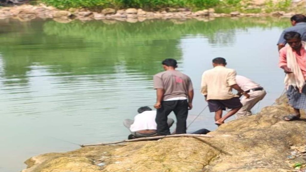 Raigarh News: रायगढ़ जिले में दोस्तों के साथ घूमने गए एक 16 वर्षीय किशोर की नथेला डैम में डूबने से मौत हो गई। किशोर नहाने के दौरान गहरे पानी में चला गया। सूचना मिलने पर पुलिस मौके पर पहुंची और स्थानीय लोगों की मदद से काफी तलाश के बाद शव को बाहर निकाला गया। मामला छुईखदान थाना क्षेत्र स्थित छिन्दारी नथेला डैम का है।