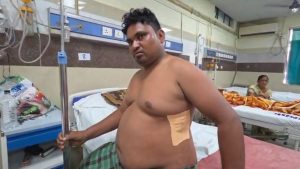 Bilaspur Chakubaji: बिलासपुर में महज 200 रुपए के लेनदेन को लेकर विवाद इतना बढ़ गया कि एक युवक ने दूसरे पर चाकू से हमला कर दिया। हमले में युवक घायल हो गया, जिसे इलाज के लिए सिम्स अस्पताल में भर्ती कराया गया है। घटना सिरगिट्टी थाना क्षेत्र की है। पुलिस ने आरोपी के खिलाफ मामला दर्ज कर जांच शुरू कर दी है।