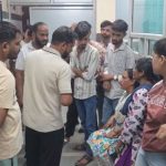 Bilaspur Chakubaji: बिलासपुर में महज 200 रुपए के लेनदेन को लेकर विवाद इतना बढ़ गया कि एक युवक ने दूसरे पर चाकू से हमला कर दिया। हमले में युवक घायल हो गया, जिसे इलाज के लिए सिम्स अस्पताल में भर्ती कराया गया है। घटना सिरगिट्टी थाना क्षेत्र की है। पुलिस ने आरोपी के खिलाफ मामला दर्ज कर जांच शुरू कर दी है।
