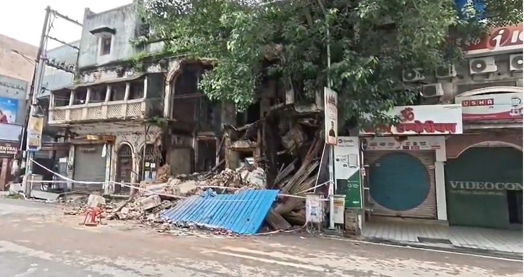Raipur News: राजधानी रायपुर के सदर बाजार इलाके में शुक्रवार देर रात एक जर्जर इमारत का सामने का हिस्सा अचानक भरभराकर गिर गया। सूचना मिलते ही पुलिस और नगर निगम की टीम मौके पर पहुंची। एहतियात के तौर पर कुछ समय के लिए सड़क पर वाहनों की आवाजाही रोक दी गई। राहत की बात यह रही कि घटना में कोई जनहानि नहीं हुई।